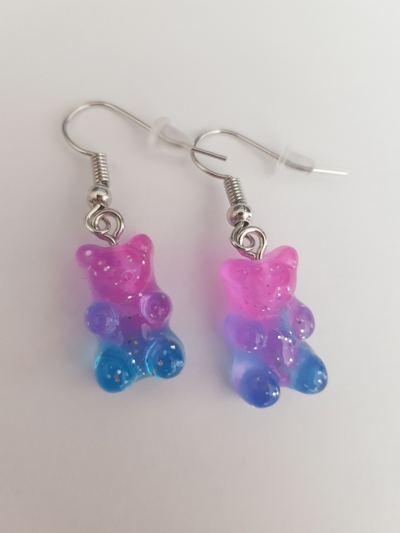 Örhänge glittrig gummibjörn i lila, rosa och blå.